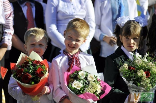 Луцький депутат подарував рідній школі ноутбук і сертифікати на харчування дітей. ФОТО