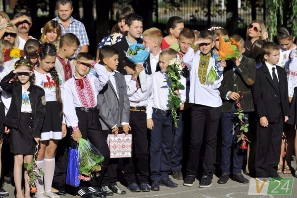 Луцький депутат подарував рідній школі ноутбук і сертифікати на харчування дітей. ФОТО