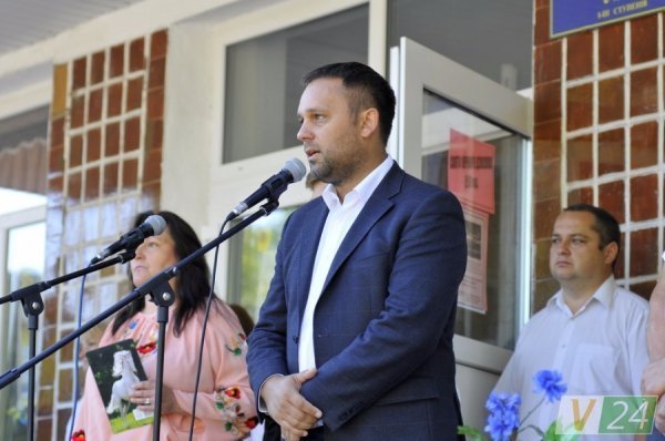 Луцький депутат подарував рідній школі ноутбук і сертифікати на харчування дітей. ФОТО