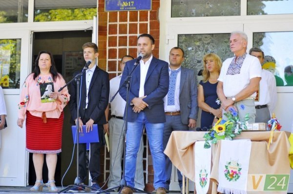 Луцький депутат подарував рідній школі ноутбук і сертифікати на харчування дітей. ФОТО