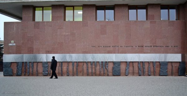 В Івано-Франківську встановили оригінальний монумент Героям Небесної Сотні