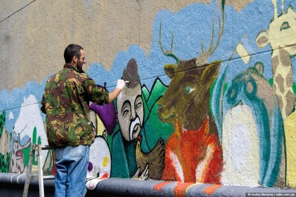 Лучанин розфарбував центр Нововолинська. ФОТО