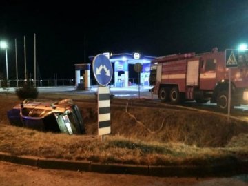 На автодорозі «Київ-Чоп» автомобіль злетів у кювет та перекинувся