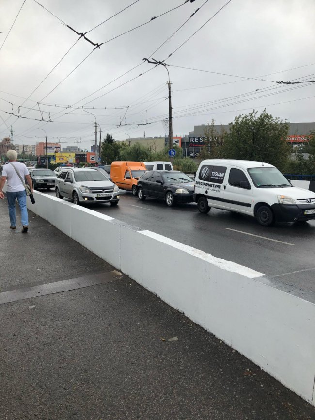 На мосту у Луцьку – потрійна аварія. ФОТО 