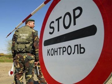 Росіяни через кордон везли арбалети зі стрілами. ФОТО