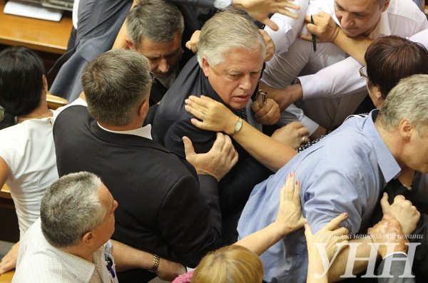 Комуністу Симоненку у Верховній Раді надавали стусанів і потягали за волосся. ФОТО