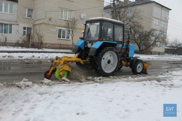 Волинські комунальники борються зі сніговою кашею