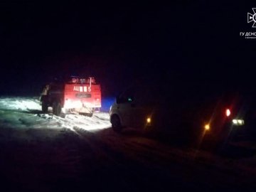 На Волині у снігових заметах застрягли «швидкі» та автівка місцевого хлібозаводу