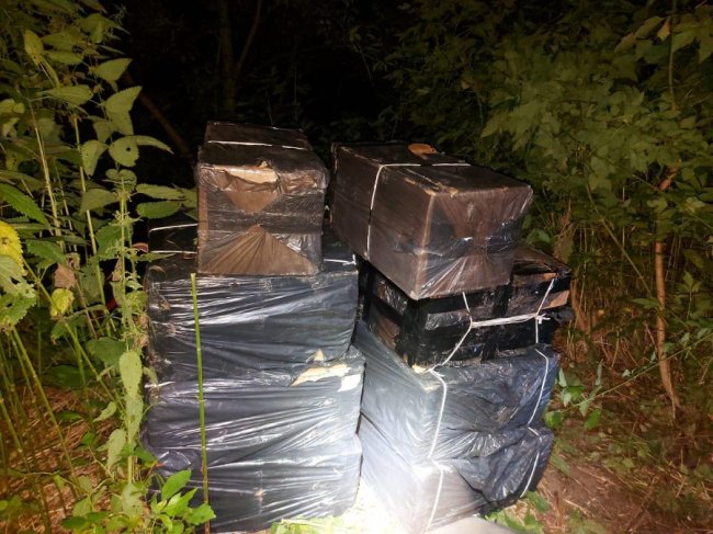 На Волині посеред ночі затримали двох контрабандистів з човном. ФОТО