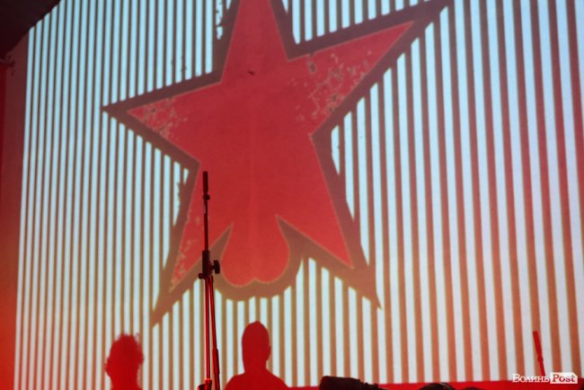 «GAS у Луцьку доведеться освячувати»: ФОТОРЕПОРТАЖ з епатажного концерту «Хамерманів» в халатах і трусах