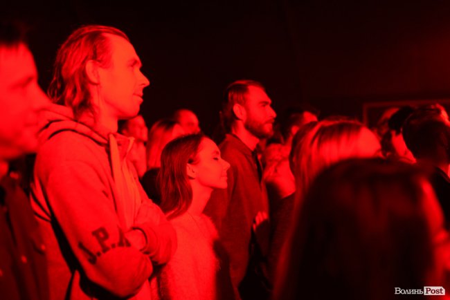 «GAS у Луцьку доведеться освячувати»: ФОТОРЕПОРТАЖ з епатажного концерту «Хамерманів» в халатах і трусах