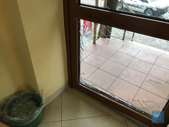 У Нововолинську каменем розбили двері магазину. ФОТО