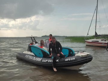 Кликали на допомогу: на Світязі шквальний вітер відніс людей на середину озера