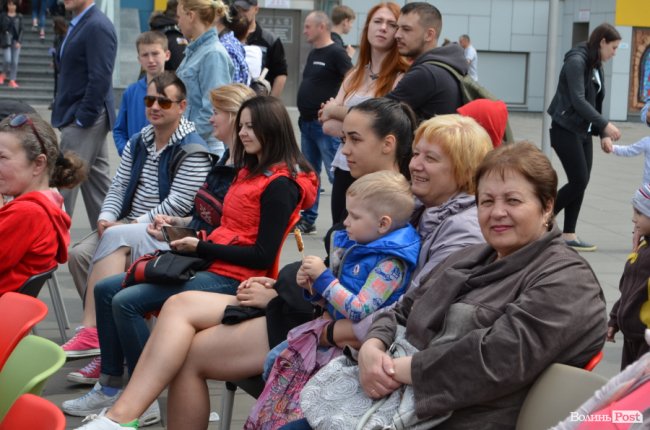 Фестиваль «Мокрі носики» біля луцького «Променя»: як безпритульним пухнастикам шукали дім. ФОТО