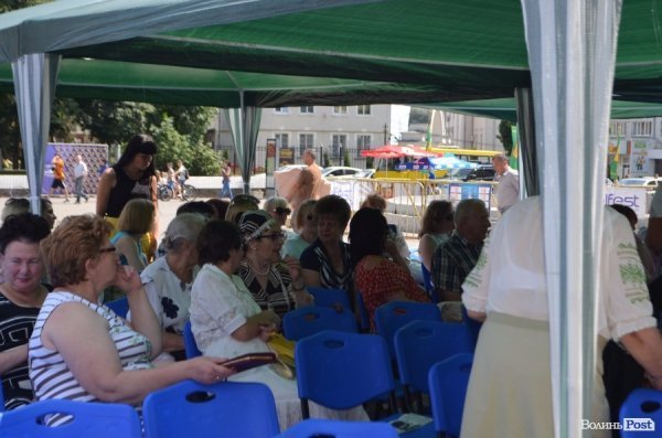 У Луцьку вже почали святкувати День Конституції. ФОТО