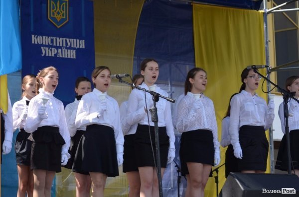 У Луцьку вже почали святкувати День Конституції. ФОТО