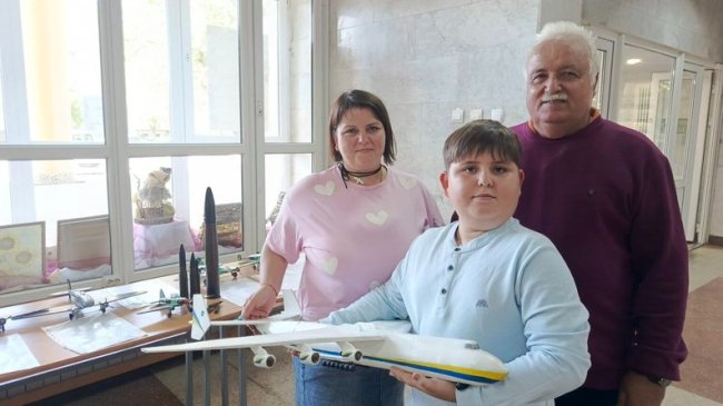 Школяр виготовив 20 моделей літаків, які представив на персональній виставці у Луцьку