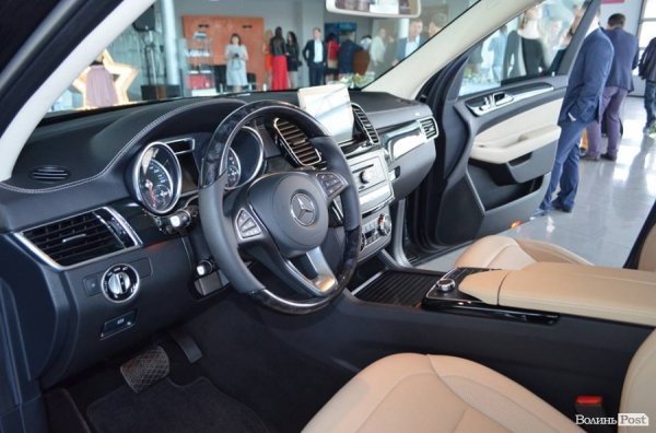 У Луцьку презентували нові автомобілі преміум класу. ФОТО