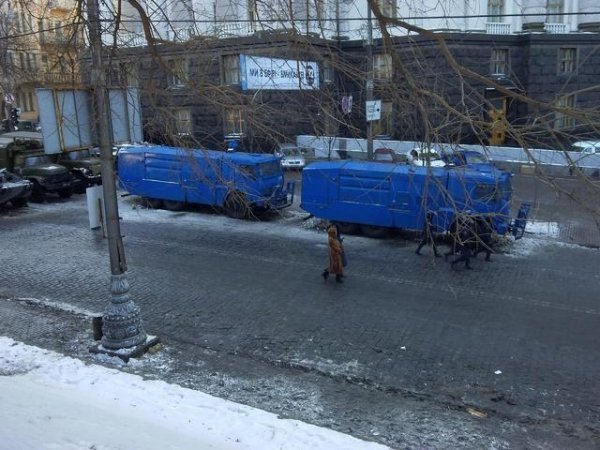 Силовики на Грушевського: важка техніка, свої «стіна координат» та кіноекран. ФОТО 