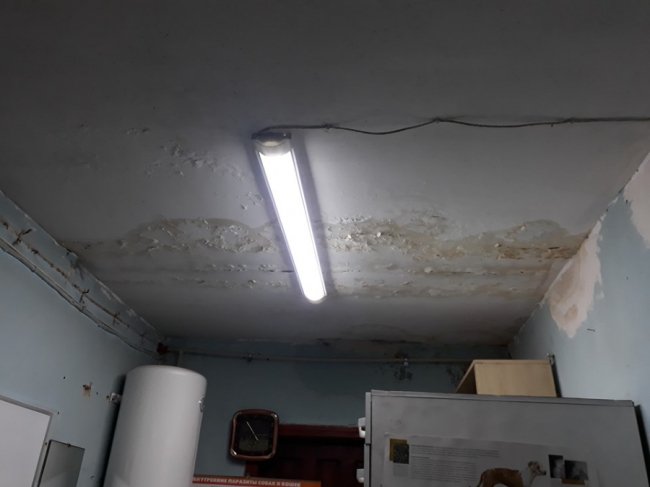 На голову падають шматки стелі: у КП «Ласка» протікає дах