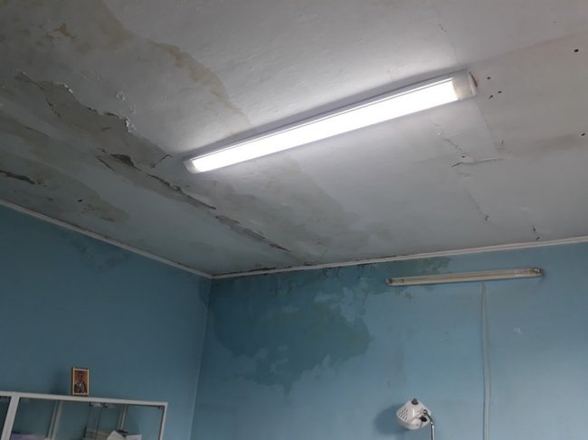 На голову падають шматки стелі: у КП «Ласка» протікає дах