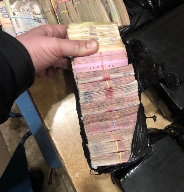 Волинянин хотів завезти в Україну понад 8 мільйонів гривень