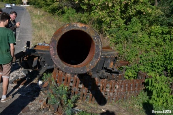 На узбіччях залишки техніки терористів