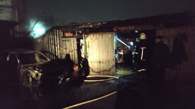 На Волині у гаражі вщент згорів автомобіль. ФОТО