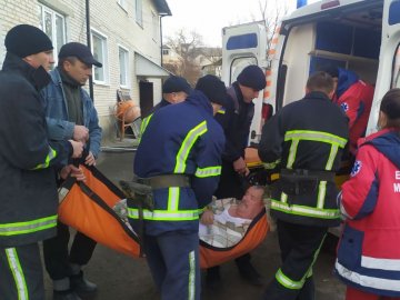 На Волині рятувальники допомогли медикам винести з будинку хворого пенсіонера