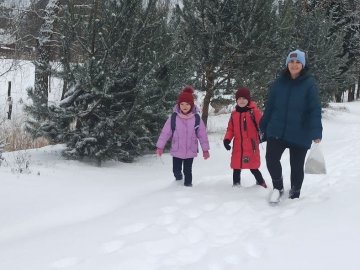 Волинські поліцейські допомогли матері з двома дітьми добратись до школи