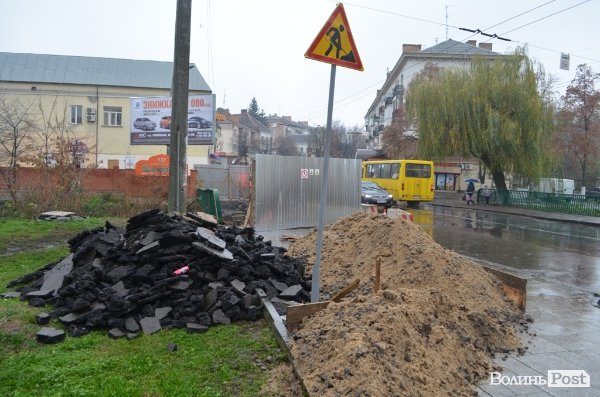 У центрі Луцька почали ремонтувати міст. ФОТО