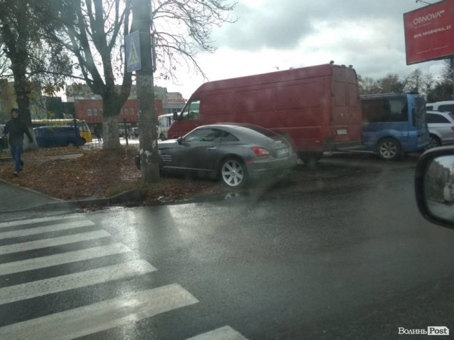 VIP-«євробляхар»: депутат Луцькради припаркував автомобіль на газоні. ФОТО