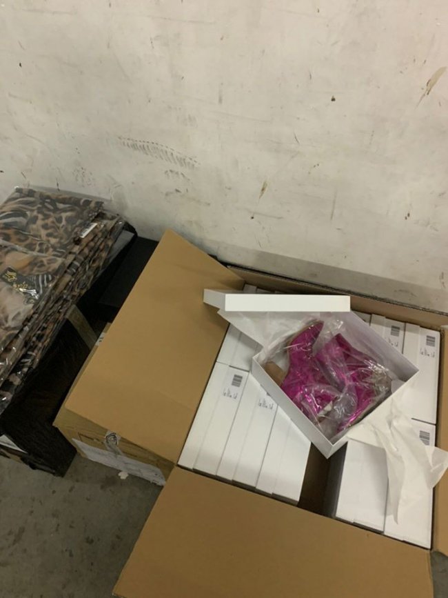 На волинському пункті пропуску у вантажівці знайшли партію незаконного одягу. ФОТО