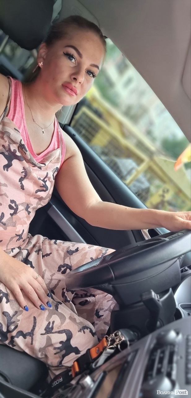 Дорога в пекло. Перукарка, родом з Донбасу, возить автомобілі на фронт. ФОТО