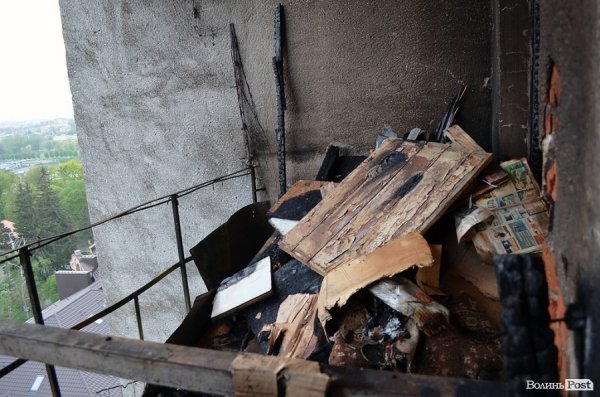 Так зараз виглядає балкон бабусі, у квартирі якої сталася пожежа