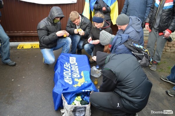 У Луцьку спалили «труну Партії регіонів». ФОТО. ВІДЕО