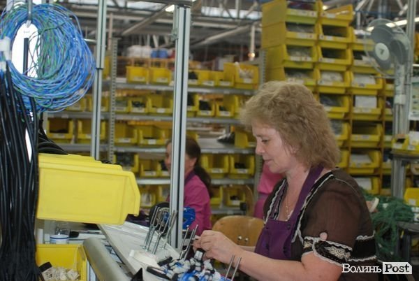 На луцькому заводі переконують: працювати у них не так тяжко, як розказують  