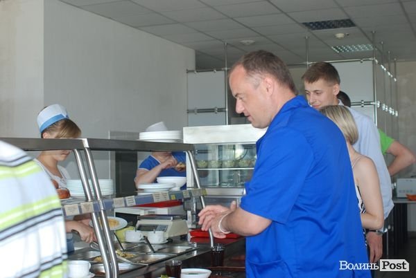 На луцькому заводі переконують: працювати у них не так тяжко, як розказують  