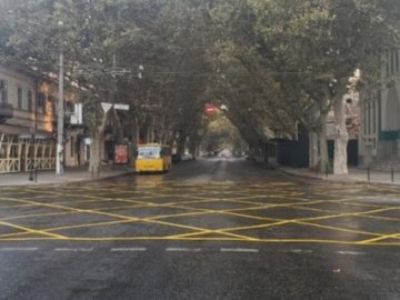 На українських дорогах помітили «вафельну» розмітку: що вона означає