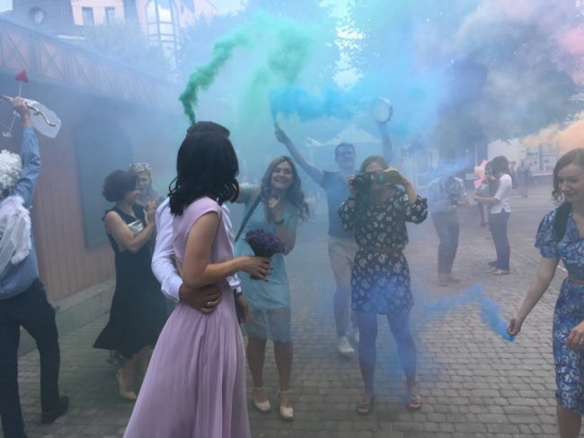 Щасливі і закохані: у Луцьку побралися відомі волонтери. ФОТО