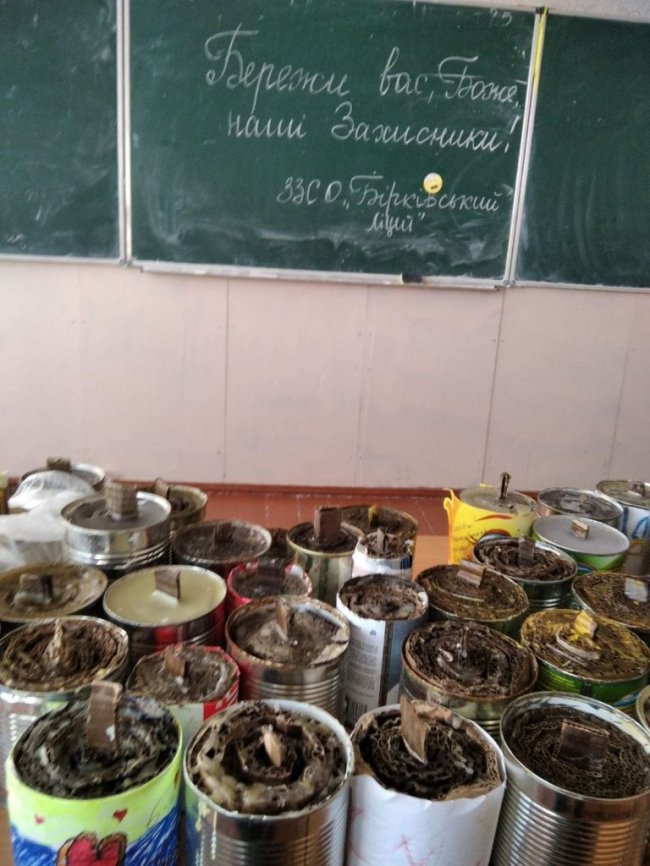 У волинському селі вчителі виготовили 250 окопних свічок і маскувальні костюми
