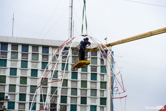 У Луцьку біля «Променя» встановлюють гігантську писанку. ФОТО