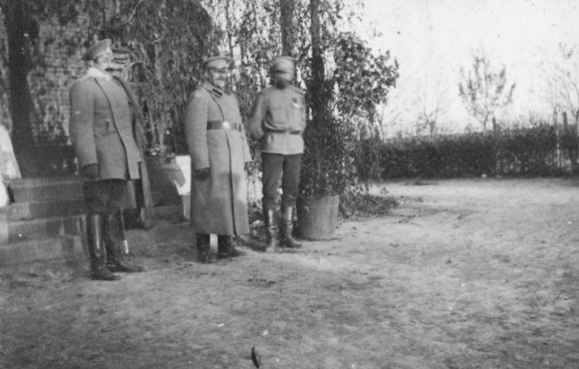 Російські солдати біля будинку управляючого маєтком в Довгошиях, 1915- 1917 рр.