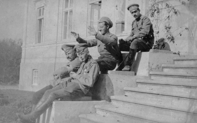 Солдати біля головної будівлі маєтку в Довгошиях, 1915-1917 рр.