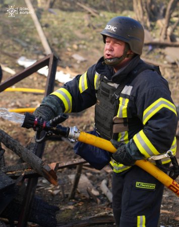 Показали фото рятувальників, які ліквідовували наслідки російського обстрілу у Луцьку