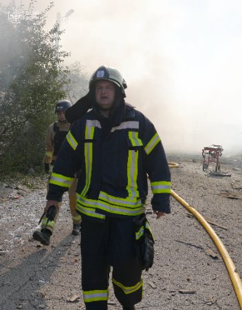 Показали фото рятувальників, які ліквідовували наслідки російського обстрілу у Луцьку