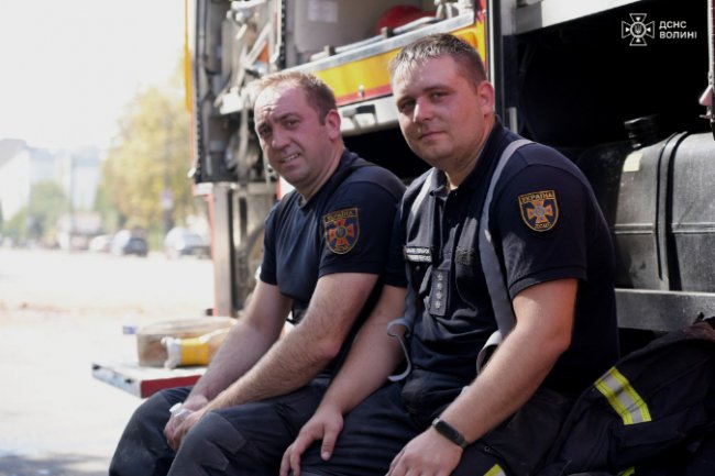 Показали фото рятувальників, які ліквідовували наслідки російського обстрілу у Луцьку