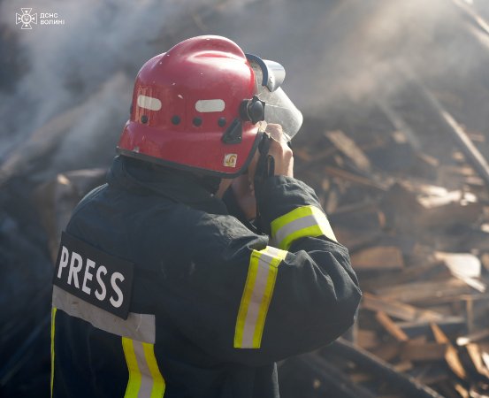 Показали фото рятувальників, які ліквідовували наслідки російського обстрілу у Луцьку