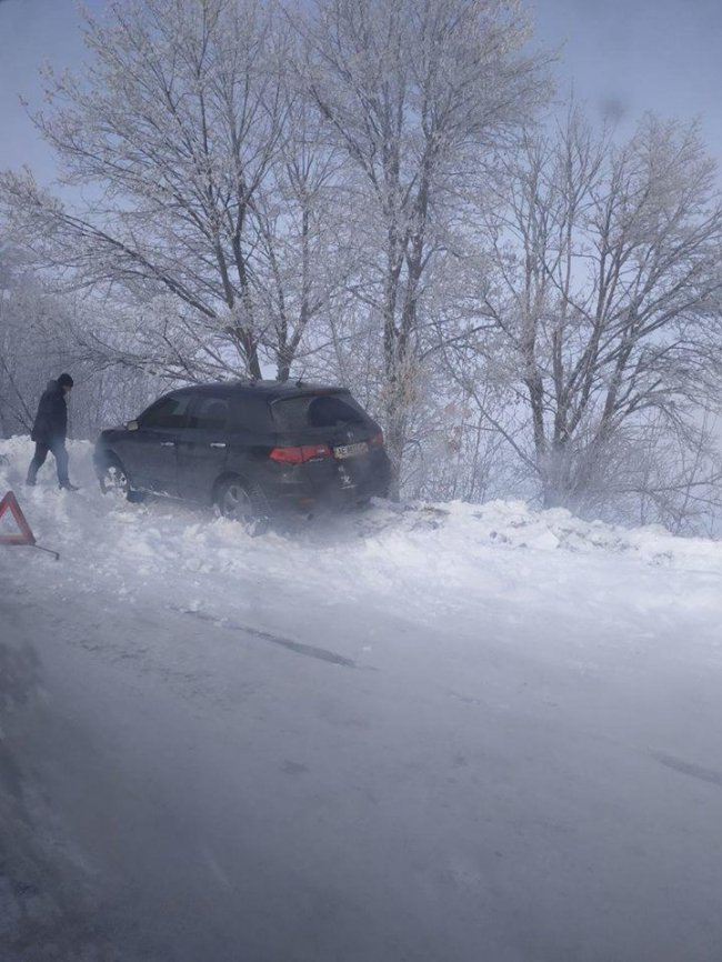 Через негоду зіткнулись близько десяти автомобілів: постраждалих немає