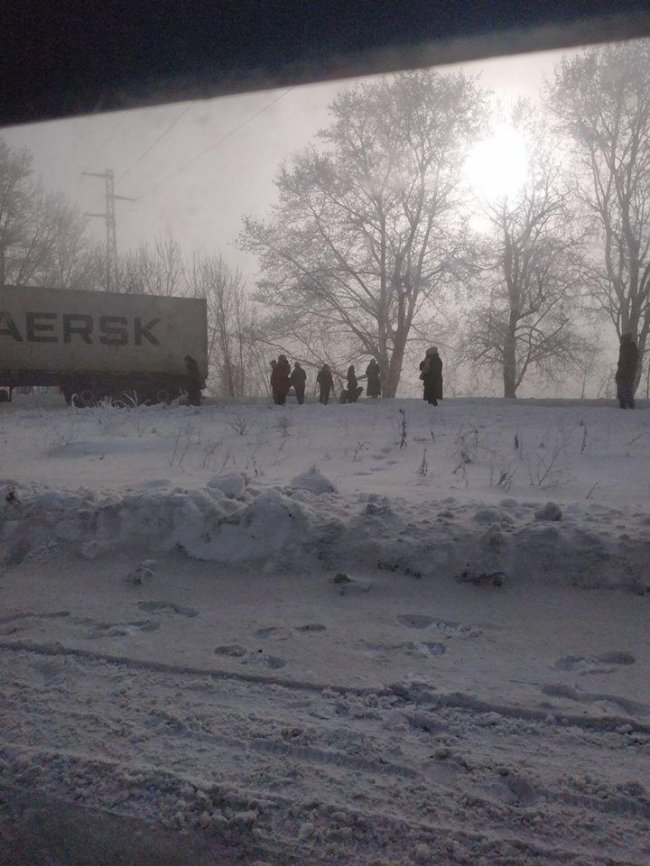 Через негоду зіткнулись близько десяти автомобілів: постраждалих немає